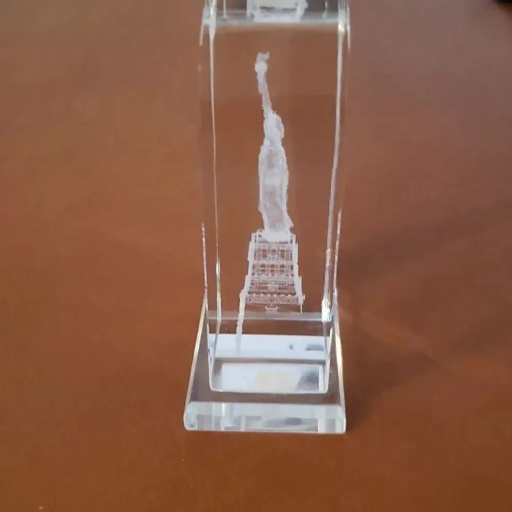 Vintage Laser Etched Crystal New York Statue of Liberty Paperweight with Case